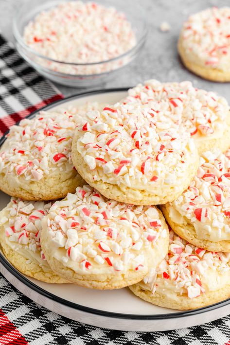 Peppermint sugar cookies Peppermint Cake Mix Cookies, Chewy Cake, Homemade Italian Seasoning, Peppermint Treats, Christmas Cookie Recipes Holiday, Peppermint Cake, Peppermint Sugar Cookies, Homemade Buttercream Frosting, Homemade Sugar Cookies