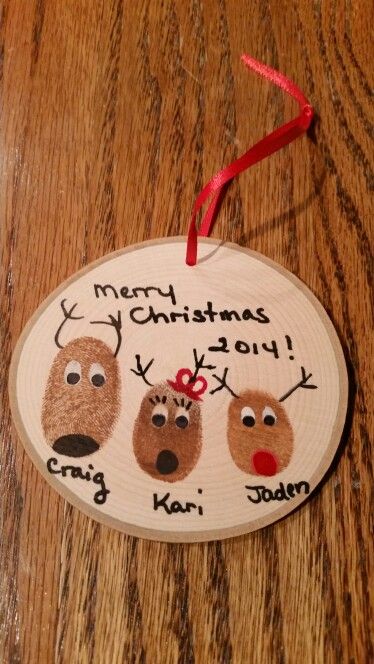 Wood Slice Fingerprint Ornament, Kids Thumbprint Ornaments, Finger Ornaments, Wood Ornaments Diy Tree Slices Kids, Thumb Print Reindeer Ornaments, Fingerprint Reindeer Ornament, Thumbprint Art Christmas, Thumbprint Reindeer, Classroom Ornament Ideas Easy Diy