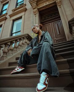 Creative Photoshoot Ideas Outdoor Street, Nyc Stoop Photoshoot, Photoshoot Concept Outdoor Street, Modeling Photoshoot Ideas Outdoor, Outdoor Model Poses, Outdoor Clothing Photoshoot, Outdoor Street Photoshoot, Stoop Photoshoot, Streetwear Photoshoot Ideas Outdoor