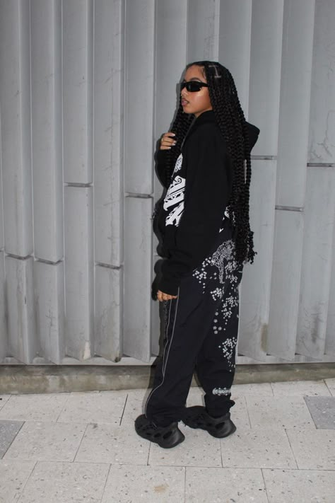 supreme outfit supreme aesthetic black outfit inspo streetwear fashion streetwear y2k foam runners onyx black large box braids Black Tracksuit Outfit Women, Black Tracksuit Outfit, Tracksuit Outfit Women Street Styles, Supreme Aesthetic, Supreme Outfit, Tracksuit Outfit Women, Runner Outfit, Y2k Streetwear Aesthetic, Yeezy Outfit Women