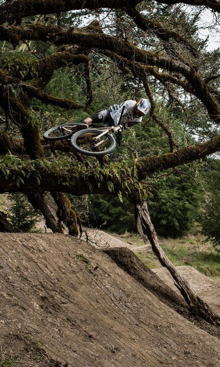 Brandon Semenuk gets in and amongst the forest for his latest Raw 100. Brandon Semenuk, Red Bull Rampage, Mountain Biking Photography, Mountain Bike Action, Nitro Circus, Bicycle Mountain Bike, Military Wallpaper, Mtb Bike Mountain, Bike Parking