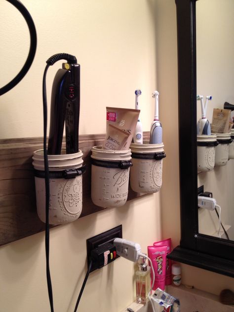 Mason jar storage in bath Bathroom Jars Storage, Bathroom Mason Jar Ideas, Mason Jar Holder Wall, Diy Hair Dryer Holder, Mason Jar Organization Bathroom, Mason Jar Bathroom Decor Diy, Diy Hair Tool Organizer Mason Jar, Cherry Bathroom, Mason Jar Bathroom Storage