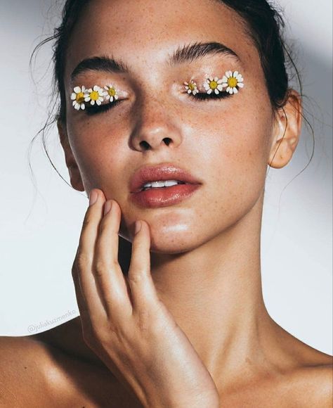 Flower Makeup, Bold Makeup Looks, Retouching Photoshop, Flower Photoshoot, Self Portrait Photography, Bold Makeup, Portrait Photography Poses, Makeup And Hair, Shooting Photo