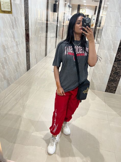 Street style outfit inspo. Red pants casual style Red Cargo Pants Outfit, Red Joggers Outfit, Jogging Pants Outfit, Red Cargo Pants, Red Joggers, Cargo Pants Outfit, Green Sweatshirt, Fashion Wishlist, Red Pants