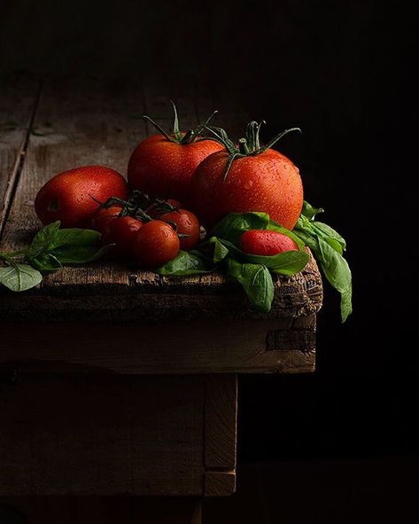 “Tomates #food #tomato #tomatoes” Dark Food Photography, Beautiful Food Photography, Food Photography Inspiration, Fruit Photography, Food Drink Photography, God Mat, Foto Tips, Food Photography Styling, Tutti Frutti