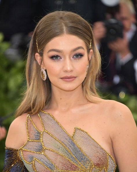 Gigi Hadid Hair And Makeup, Gigi Hadid Hair, جيجي حديد, Zayn Malik Hairstyle, Red Carpet Hair, Ball Hairstyles, Fancy Hairstyles, Formal Hairstyles, Simple Wedding