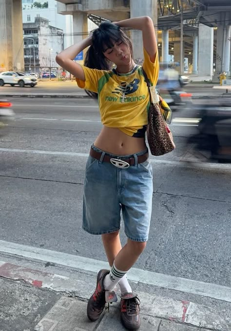 Tank Top And Jorts Outfit, Baggy Shorts Outfit, 2000 Outfits, Bermuda Jeans, Outfit 90s, Trendy Summer Outfits, Football Outfits, Lazy Day Outfits, Long Shorts