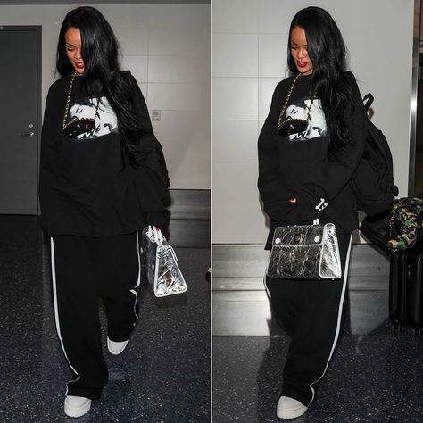 f4a4da9aa7eadfd23c7bdb7cf57b3112desc53212297ri Looks Rihanna, Chain Sunglasses, Rihanna Outfits, Rihanna Looks, Chanel Chain, Rihanna Style, Handbag Vintage, Baggy Clothes, White Platform