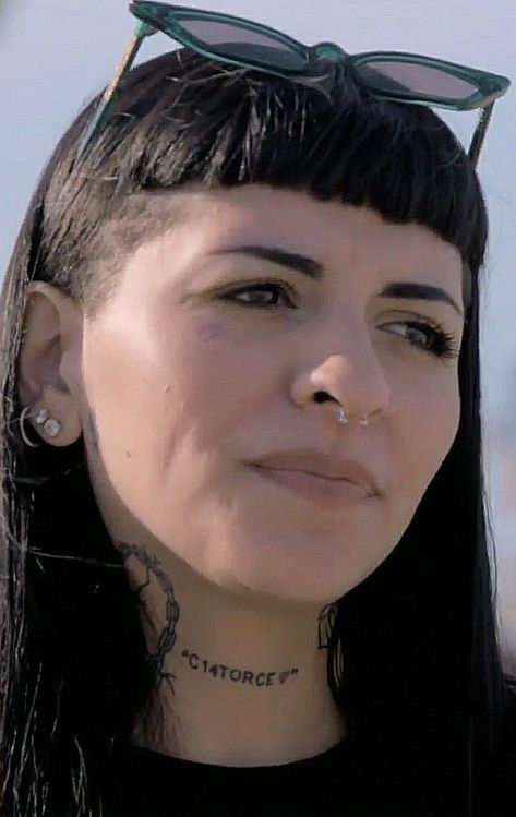 Side Shave Tattoo, Microbangs Shaved Sides, Shaved Sideburns Women, Shaved Sideburns, Medium Haircuts With Bangs, Medium Haircuts, Artist Fashion, Fringe Bangs, Woman Shaving