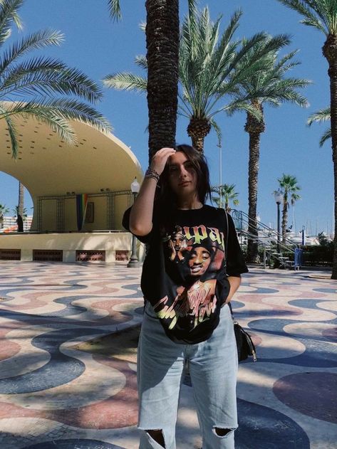 Tupac T Shirt Outfit, Tupac Tshirt Outfits, Tupac Shirt Outfit Women, Tupac Clothes, Tupac Shirt Outfit, Tupac Outfits 90s, Tupac Outfits, Tupac Shirts, Oversized Tshirt Outfit Women