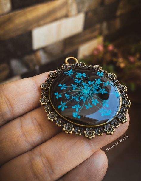 Resin Pendent Ideas, Raisen Art, Shalwar Design, Resin Necklaces, Embroidery Pendant, Resin Jewelry Diy, Diy Jewlery, Jewellery Rings, Rings Vintage