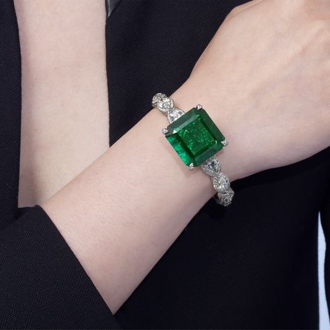 A SPECTACULAR EMERALD AND DIAMOND BANGLE, BY ETCETERA | Christie's Emerald Diamond Bangles, Diamond And Emerald Bangles, Green Diamond Bangle Jewelry, Luxury Emerald Bangle Bracelet, Luxury Green Gemstone Bangle, The Bling Ring, Art Deco Bracelet, Luxe Jewelry, Diamond Bangles Bracelet