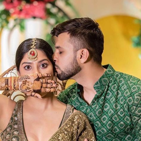 Mehendi Couple Photography, Krishna Mukherjee Wedding, Mehndi Poses Photography Couple, Mehendi Poses For Bride And Groom, Mehendi Photoshoot With Family, Couple Mehndi Poses, Mehendi Couple Poses, Mehndi Couple Photoshoot, Groom Mehandi Poses