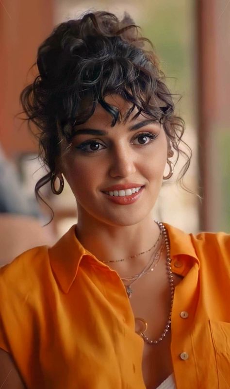 Curly Hair With Bangs, Penteado Cabelo Curto, Curly Hair Cuts, Short Curly Hair, Long Curly Hair, Trendy Hairstyles, Hairstyles With Bangs, Bun Hairstyles, Wavy Hair