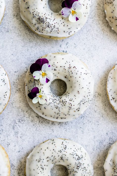 These vegan lemon poppy seed donuts are baked to perfection and loaded with poppy seeds. They're a healthy treat that are easy to make and also gluten-free! #veganrecipes #donutrecipes #bakeddonuts #glutenfreerecipes Vegan Donuts, Lemon Poppy Seed, Desserts Vegan, Lemon Poppy, Delicious Donuts, Lemon Poppyseed, Vegan Appetizers, Poppy Seed, Vegan Cake