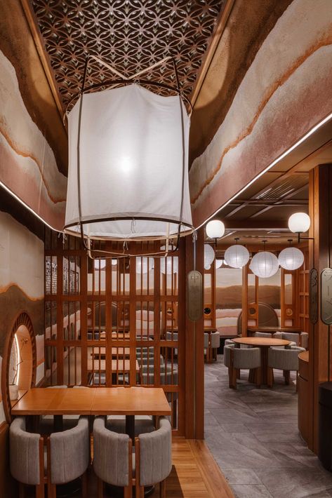 Japanese Mansion, Japan Ramen, Hong Kong People, Ramen Bar, Japan Hotel, Interior Design Principles, Curved Chair, Shoji Screen, Sushi Restaurant