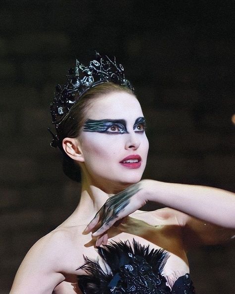 Movie Character Makeup, Natalie Portman Black Swan, Makeup Film, Black Swan Movie, Black Swan Costume, Round Face Makeup, Dark Swan, Classy Halloween Costumes, Pretty Halloween Costumes