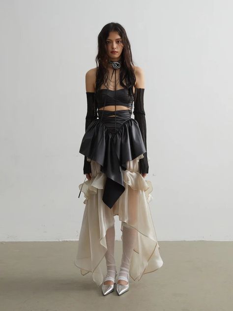 Rock Skirt Outfit, Runway Looks 2024, Modern Goth Outfits, Fashion Collection Inspiration, Runway Looks, High Fashion Street Style, Stage Outfits, Seasonal Fashion, Fashion Sewing