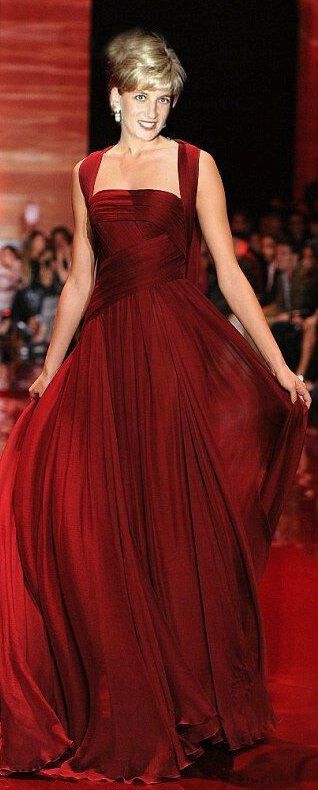 Beautiful Princess Diana in red Princess Diana Fashion, Princess Diana Family, Diana Queen, Elie Saab Couture, Princes Diana, Diana Fashion, Lady D, Lady Diana Spencer, Couture Mode