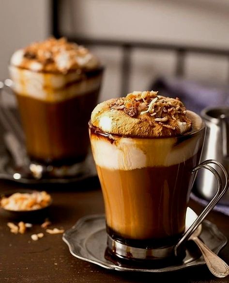 Beautiful Cafe, Cafe Drinks, Mocha Recipe, Tea Treats, Cappuccino Machine, Coconut Coffee, Homemade Whipped Cream, Coffee Aesthetic, Coffee Chocolate