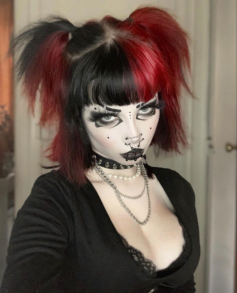 Hair Cut Ideas, Gothic Hairstyles, Alt Makeup, Goth Hair, Dyed Hair Inspiration, Peinados Fáciles Para Cabello Corto, Alternative Hair, Hair Reference, Gothic Girls