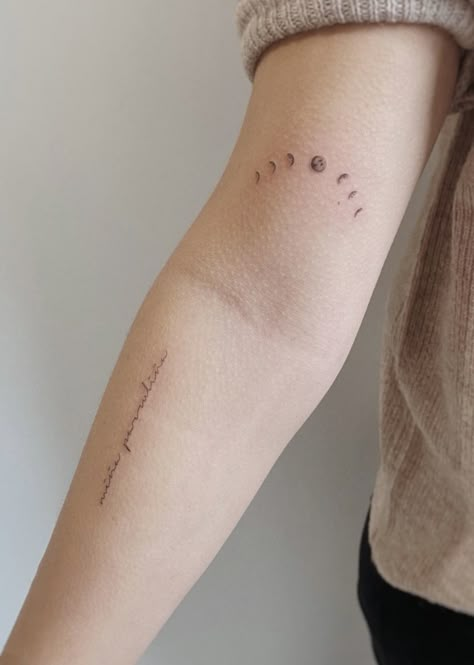 Tiny Moon Phase Tattoo, Simple Moon Phases Tattoo, Phases Of The Moon Tattoo, Moon Phase Tattoo, Phase Tattoo, The Moon Tattoo, Henna Tattoo Ideas, Moon Phases Tattoo, Circle Tattoos