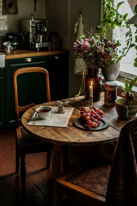 Cabin Room, Room Country, Attic Apartment, Casa Vintage, Cabin Living, Small Cabin, Modern Cabin, Rustic Living, Green Kitchen