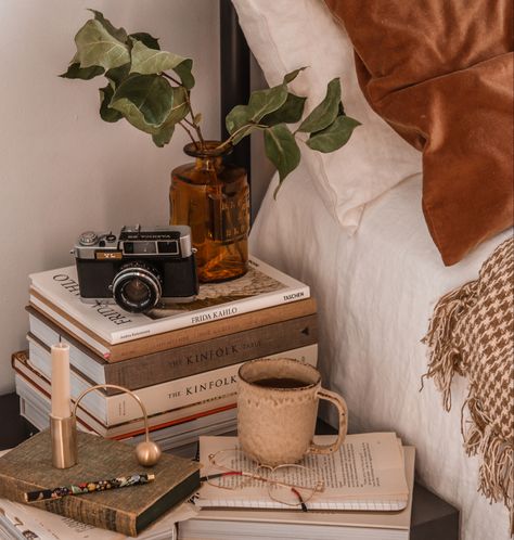 Nightstand Books Aesthetic, Warm Academia Aesthetic, Warm Academia, Academia Aesthetic Room, Light Academia Aesthetic, Books Aesthetic, Dark Academia Aesthetic, Ink Stain, Academia Aesthetic