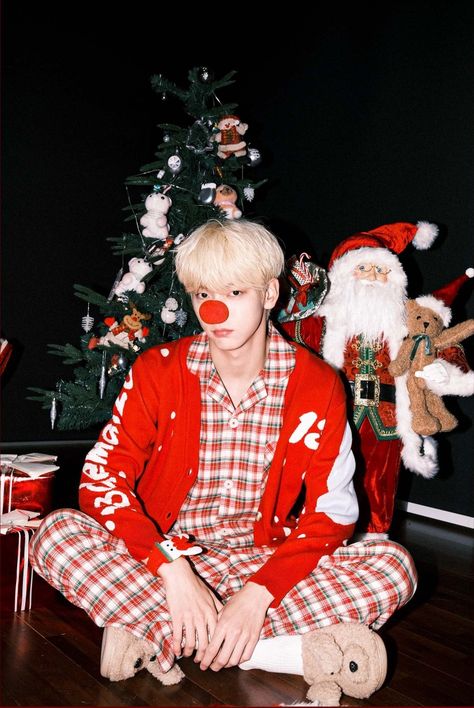 TXT 2022 Holidays Photo Behind Kpop Ship, Christmas Tree Pictures, Tree Sketches, K Fashion, Holiday Wallpaper, Christmas Icons, Christmas Gif, Christmas Poster, Christmas Cartoons