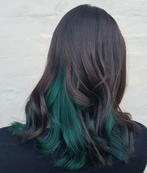 Underdye Hair, Under Hair Color, Emerald Green Hair, Dark Green Hair, Hair Color Underneath, Peekaboo Hair, Hair Color Streaks, Teal Hair, Dyed Hair Inspiration