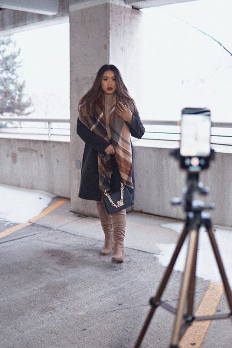 #tripod #phone #lensbuddy #fashioninfluencer #photoshoot #instagram Taking Pictures Of Yourself, Pictures By Yourself, Camera Poses, Influencer Tips, Modeling Poses, Instagram Inspo, Model Poses, Taking Pictures, Tripod