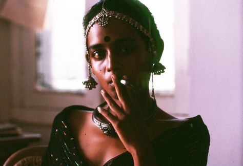 early, rare photo of Arundhati Roy, long before she wrote "God of Small Things" Arundhati Roy, Booker Prize, Modern Indian Art, Vintage India, Prize Winning, Indian Aesthetic, Photo Projects, Women's Health, Indian Art