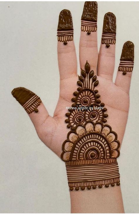 Mehendi Designs In Circle, Circle Mehendi Designs For Back Hands, Full Palm Henna Designs, Simple Mehandi Design For Kids, Easy Mehndi Design For Kids, Simple And Easy Mehndi Designs For Kids, Mehendi For Small Hands, Circle Mehndi Designs Simple, Mehndi Designs Simple Kids