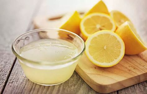 Coconut oil and lemon juice are two potent ingredients that boost hair growth. Read on to know how you can use coconut oil and lemon juice for hair growth. Kwas Moczowy, Jus Lemon, Air Lemon, Lemon Detox, Getting Rid Of Dandruff, Lemon Diet, Sistem Pencernaan, Drinking Lemon Water, Diet Vegetarian