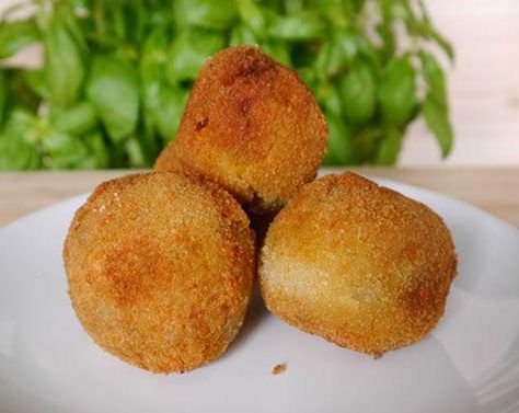 Plantain Balls, How To Make Plantains, Venezuelan Food, Potato Croquettes, Unique Recipe, Cooking App, Stuffed Potato Balls, Food Articles, Balls Recipe