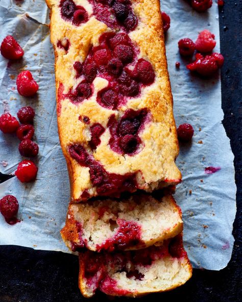 Vegan Banana, Coconut and Raspberry Bread (ok, cake!!) – Silvia Colloca No Dairy Cake, Dip Night, Silvia Colloca, Healthy Vegan Dessert, Cake Recipes Uk, Raspberry Bread, Fruits Cake, Sliced Banana, Cheesecake Vegan