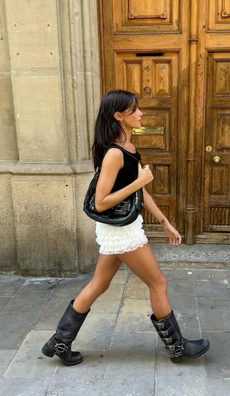 via @ barbara_ines on instagram Buckle Boots Outfit, Frye Boots Outfit, Moto Boots Outfit, Biker Boots Outfit, Traje Cowgirl, Pants Low Waist, Summer Boots Outfit, Frilly Shorts, Cowgirl Boots Outfit