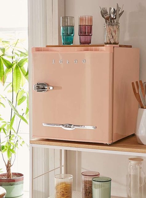 Cute mini fridge (via Urban Outfitters) Decorate Mini Fridge, Color Refrigerator, Deco Pastel, Mini Refrigerator, Retro Fridge, Teen Girl Bedroom, Casa Vintage, Room Deco