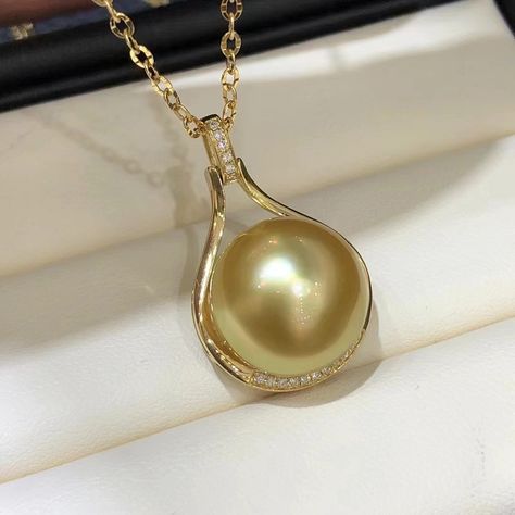 GOLDEN SOUTH SEA PEARL PENDANT 🌷Size: 15-16mm 🌷Shape: Round 🌷Overtones: Vivid 🌷Surface: Slightly blemishes 🌷Lustre: Gorgeous 🌷Chain: 18K Gold 🌷Stone: Diamond 📩DM for inquiries #goldenpearl #goldensouthseapearl #pearlsupplier #pearlsforgirls #naturalcolor #southseapearl #pearlpendant #diamondpearl #necklaceoftheday Golden South Sea Pearls, Sea Pearl, Gold Stone, South Sea Pearls, Pearl Pendant, 18k Gold, Chain, Stone, Pendant