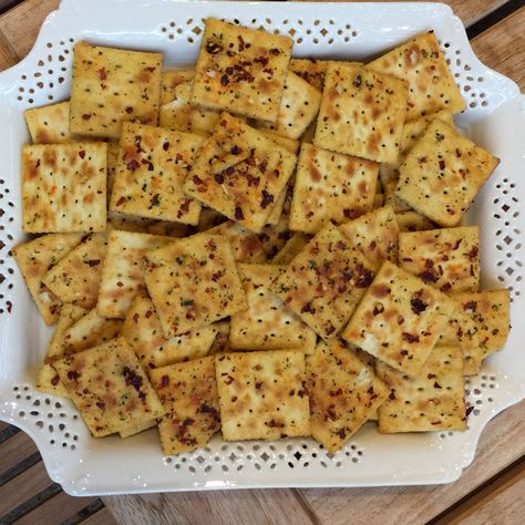 Fire Crackers Recipe Seasoned Saltines, Alabama Fire Crackers Recipe, Spicy Crackers, Saltine Cracker, Fire Crackers, Baked Crackers, Saltine Crackers, Cracker Recipes, Favorite Appetizers