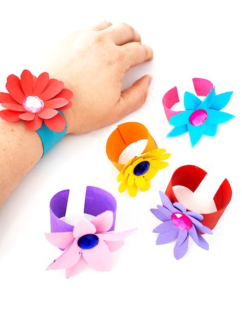 Cardboard Roll Flower Bracelet Craft Children's Day Craft, Hawaiian Crafts, Easy Mother's Day Crafts, Crafted Gifts, Bracelet Craft, Folding Origami, Paper Bouquet, Spring Crafts For Kids, Mothers Day Crafts For Kids