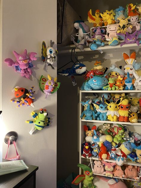 Pokemon Gamer Room, Pokemon Room Decor Ideas, Pokemon Room Aesthetic, Pokemon Collection Display Ideas, Pokemon Home Decor, Pokemon Room Decor, Pokemon Collection Room, Pokemon Plushies Aesthetic, Pokemon Collection Display