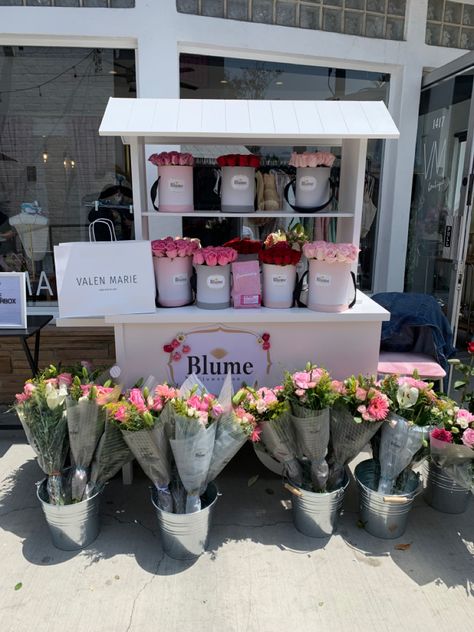 Flower Pop Up Shop Display Ideas, Flower Buisness Ideas, Flower Buissnes, Flower Carts Display Ideas, Flower Pop Up Shop, Flower Truck Business, Valentines Marketing, Boston Photoshoot, Flower Booth