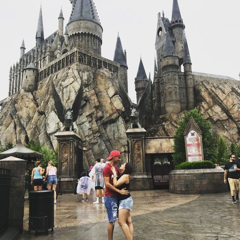 Universal Studios Couple Pictures, Universal Studios Date, Universal Studios Aesthetic Friends, Couple At Universal Studios, Universal Studios Orlando Photography, Harry Potter World Orlando Pictures, Harry Potter Couples, Disney World Aesthetic, Cute Date Ideas