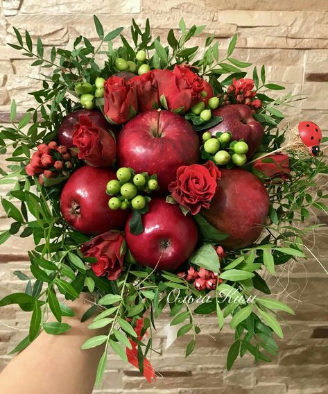 Apple Centerpieces, Fruit Bouquet Ideas, Vegetable Bouquet, Fruit Bouquet, Deco Fruit, Fruit Diy, Food Bouquet, Fruit Centerpieces, Edible Bouquets