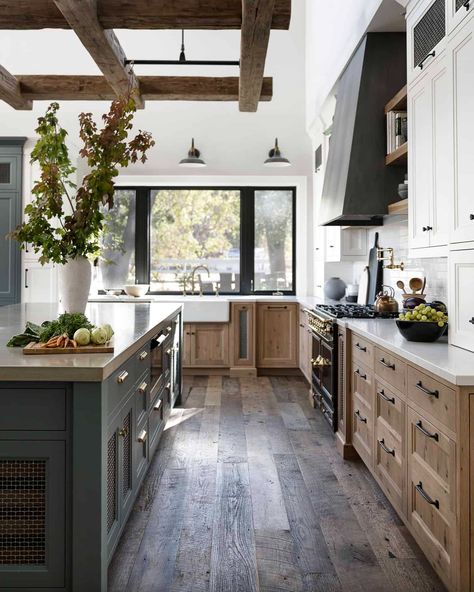 Top Kitchen Trends, Hardwood Floors In Kitchen, Farmhouse Kitchen Design, Kitchen Farmhouse, Kitchen Inspiration Design, Kitchen Trends, Modern Farmhouse Kitchens, Large Kitchen, Decor Minimalist