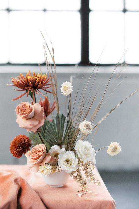 Romantic Neutral Wedding, Wedding Flower Guide, Flower Guide, Wedding Floral Centerpieces, Coral Wedding, Neutral Wedding, Floral Inspiration, Wedding Flower Arrangements, Wedding Table Centerpieces