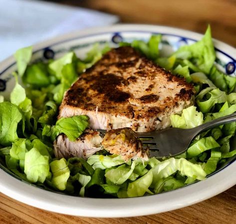 Blackened Tuna Salad, Blackened Tuna, Low Calorie Low Carb, Tuna Fillet, 15 Minute Dinners, Healthy Low Calorie, Resep Salad, Tuna Salad Recipe, Salad Greens