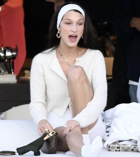 Mimi Cuttrell, 40s Mode, Bella Hadid Outfits, Headband Outfit, Model Face, White Headband, Causual Outfits, Art Basel, Basel