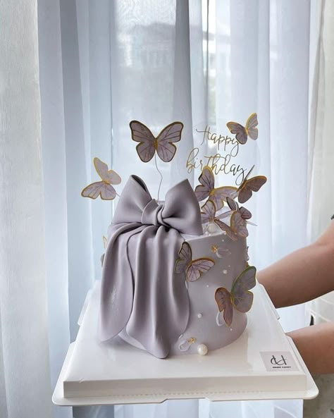 Aesthetic Fondant Cakes, Aesthetic Butterfly Cake, Butterfly Cake Kids, Cute Birthday Cakes For Women, 32nd Birthday Cake, Birthday Cake Women, Birthday Cake Ideas Aesthetic, Birthday Cake Butterfly, Birthday Cake For Women